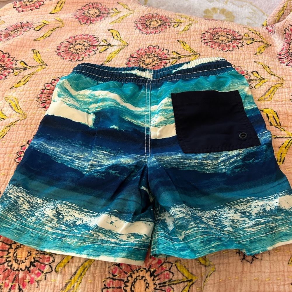 Old Navy beach waves print swimsuit size 8. Used but good condition.